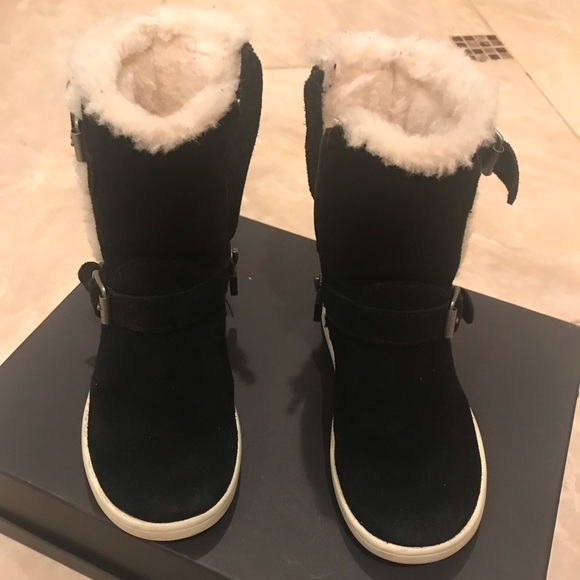 Girls Ugg Boots - Picture 3 of 8